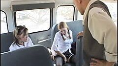 Dos chicas jóvenes se follan a un tipo en el asiento trasero de su auto