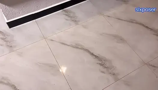 Ateşli teyze üvey babam evde yokken beni içeri alıyor ve sürtük gibi yarağımı emiyor