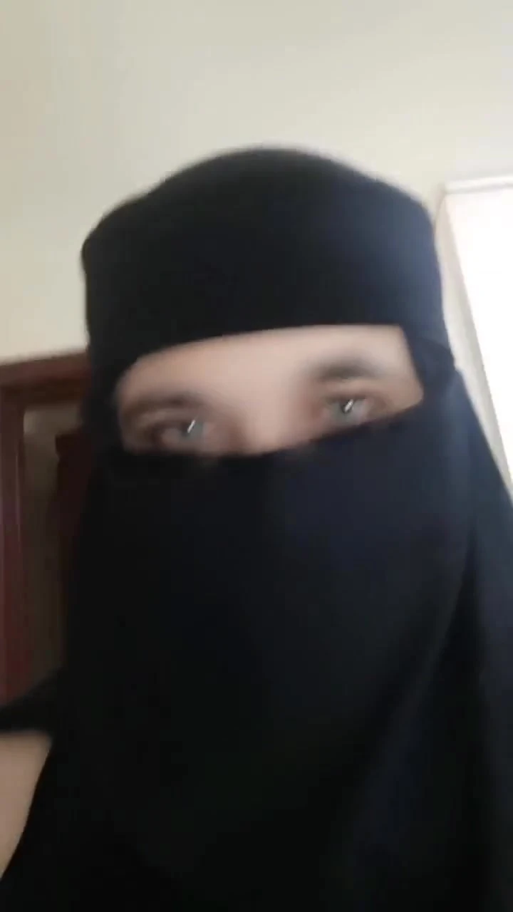 Tesettürlü Trans Jade bir fahişe