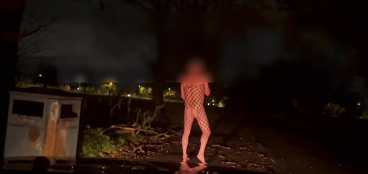 在路边脱下我的丝袜和手淫