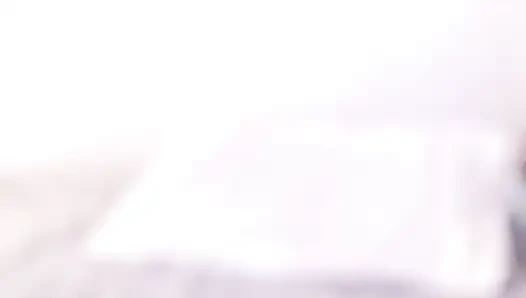 Nggak ada orang di rumah, jadi aku masturbasi pakai sosis