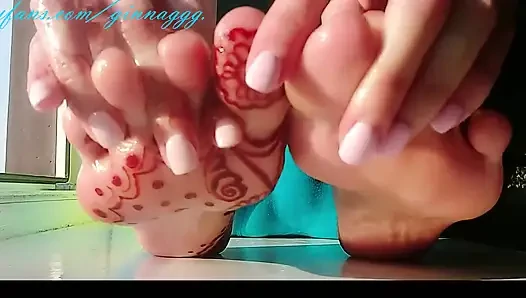 Ayak masajı ıslak ayaklar kaygan ayak parmakları hafif ayak vuruşları güzel tırnaklar pedikür seksi ginnagg