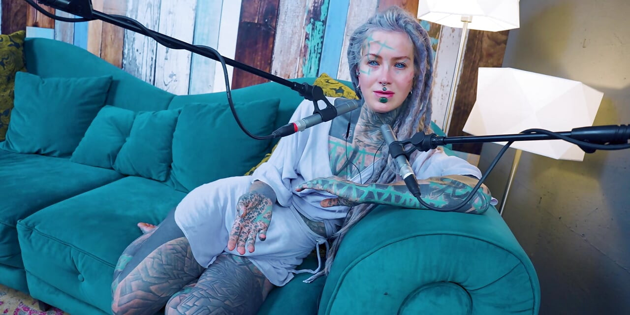 Jeg taler om Z - iver - ASMR podcast SFW taler goth tynd pige dreadlocks tatovering model blæk pige