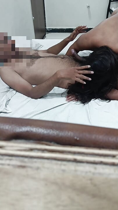 Hinaji ở nhà một mình và gọi cho tôi.