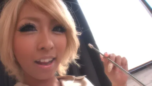 Piękna blondynka Japonka uwielbia ogromne creampies