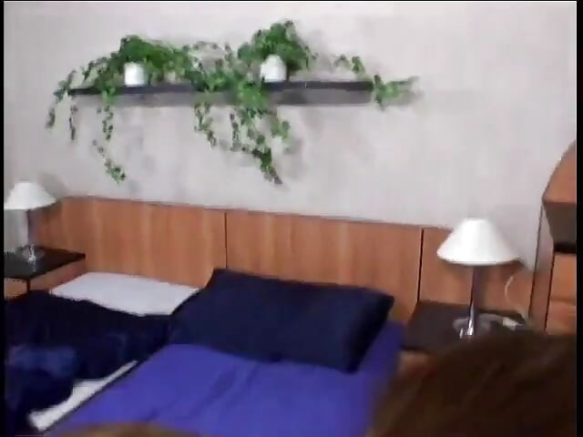 Bruneta ia o pulă în pizda ei strâmtă în timp ce stă întinsă pe pat