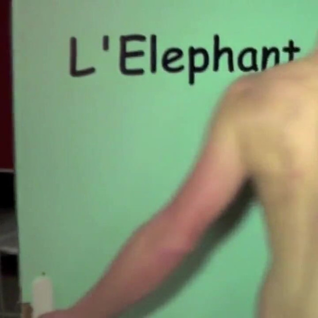 Twink 在阴毛桑拿房里被年长的隆起性交