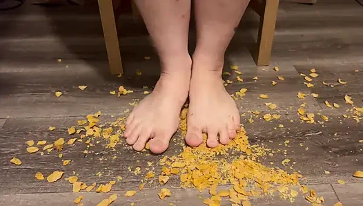 Продовольственный хруст - наступая на зерновые с босыми ступнями, АСМР