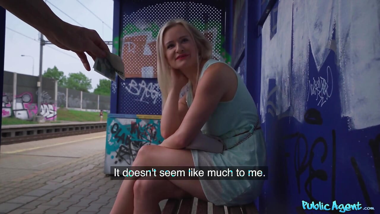 Veřejný agent - velká prsa blonďatá Lily Joy je ošukaná za vlakem