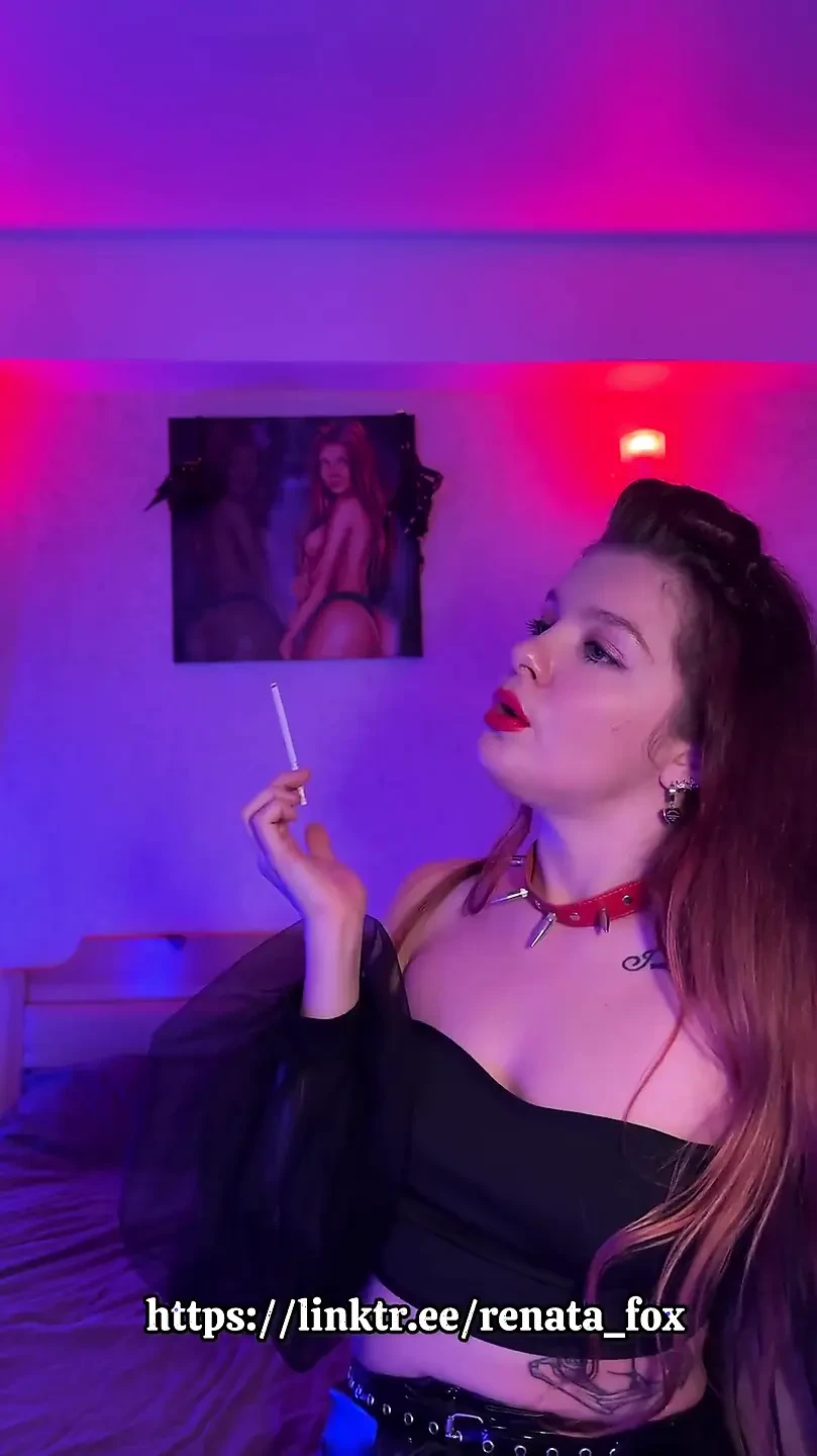 如果你喜欢看女人嘴唇紧抿香烟, 那你一定会喜欢这个视频