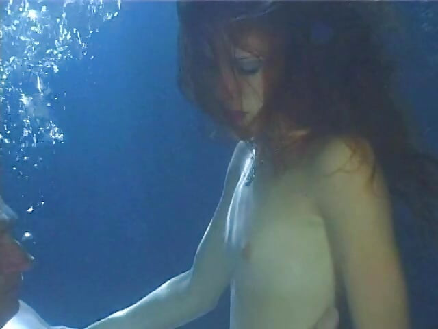 赤髪ビッチのAnn KelleyとマッチョなPascal St. Jamesが水中セックスを楽しむ