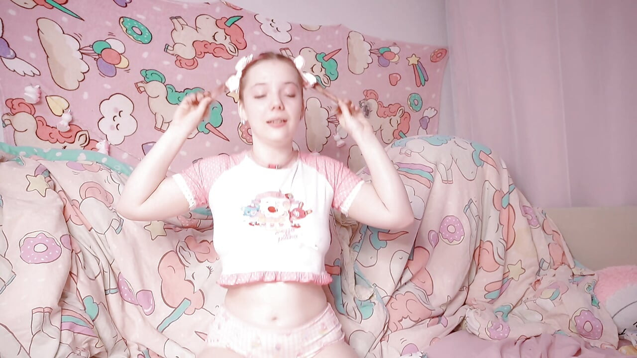 Teen 18 ani, abia majoră, micuță și drăguță, adoră să-și arate chiloțeii ei adorabili de prințesă și pizda roz online