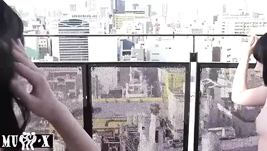 Dua pasangan bergabung bersama di bawah langit terbuka saat kegembiraan bersama terungkap dalam celebratory chaos Bright 2nd