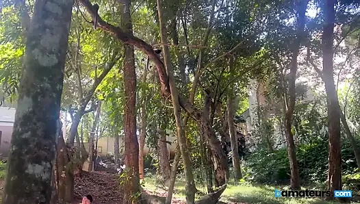 Вуайерист застукал двух возбужденных домохозяек, занимаающихся йогой в лесу в bAmateurs