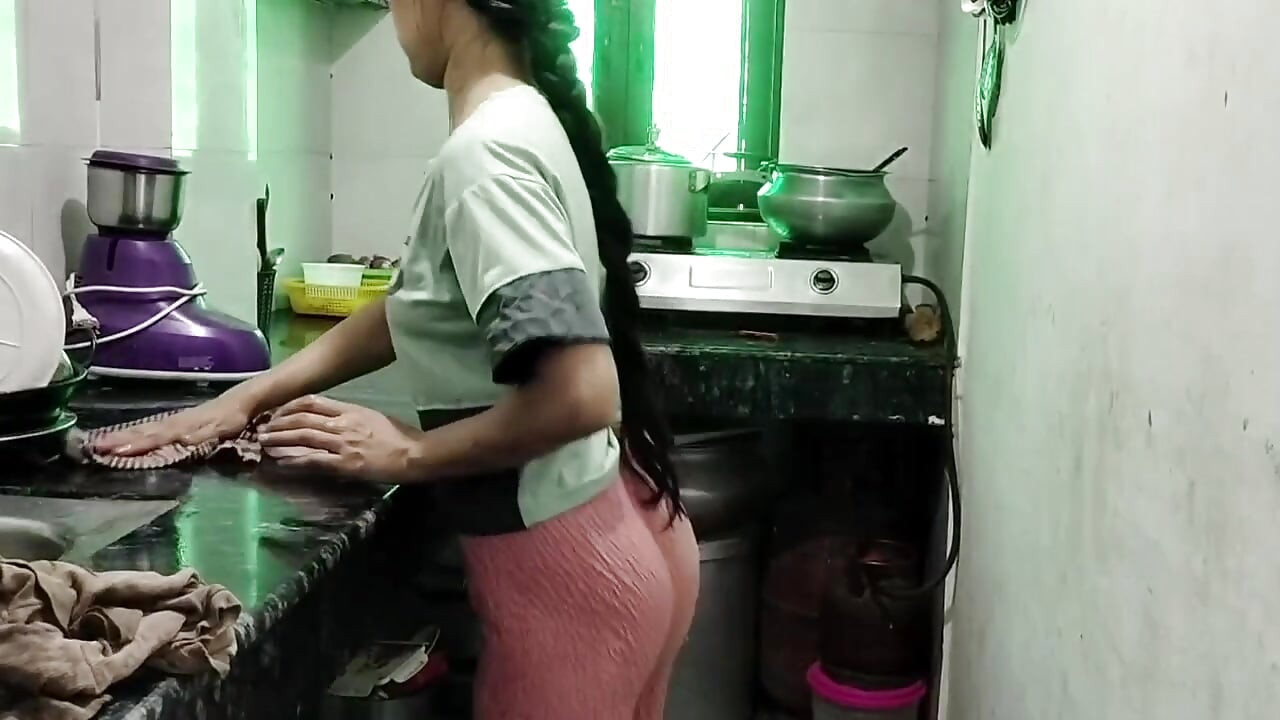 Chachi ki chuchi daba daba kar jabar dasti pakad ke pel diya