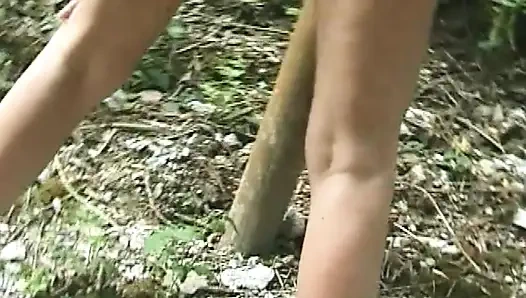 Utanmaz sarışın sürtük ormanda tek başına seks yapıyor