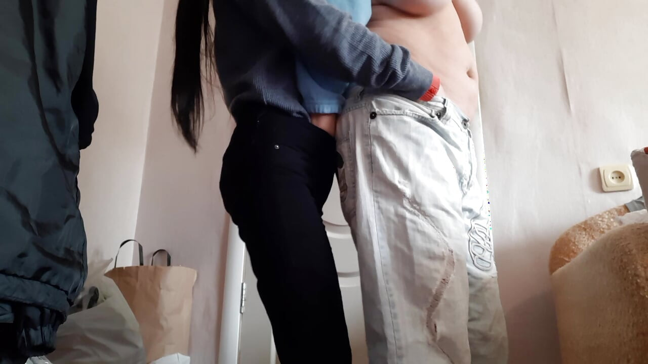 我和我的女朋友對所有人隱瞞我們是女同性戀