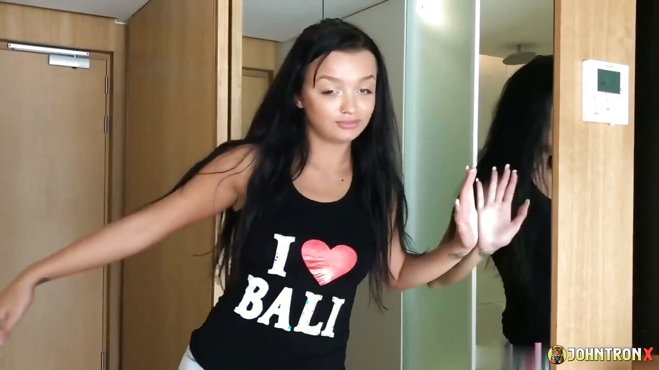 Johntronx - follando a una hermosa nena blanca en Bali en estilo primer plano