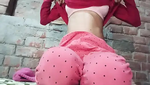 Köylü sıska kız Pinky mükemmel vücudunu xhemster ailemize gösteriyor.