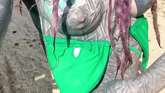 Alt dövmeli çift yol gezisinde açık havada sapık maceralar