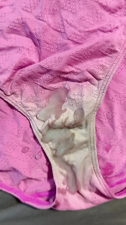 妻のパンティに精液7