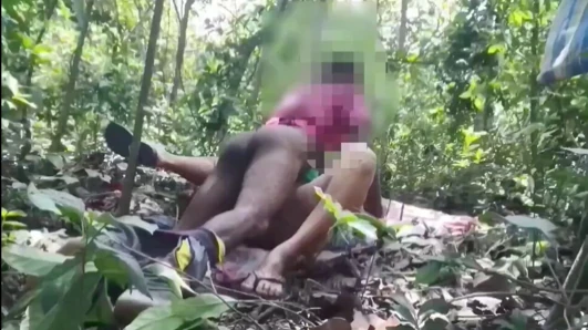 Aku pergi ke hutan dan meniduri kekasih terlarisku.
