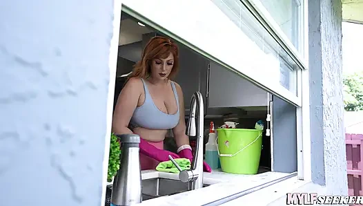 Рыжая с самыми сочными сиськами и большой задницей