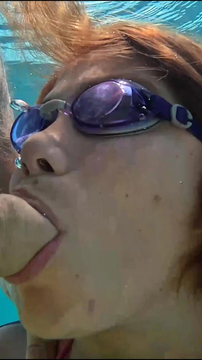 Marina Gold lär sig hur man andas suger knull äta sperma UNDER VATTNET