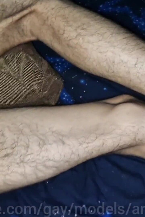 Un joli twink mange le sperme de la grosse bite de son copain après une baise torride ! Exclusif!