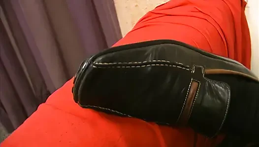 Geile schlampe bläst einen dicken dunklen penis bis zum höhepunkt