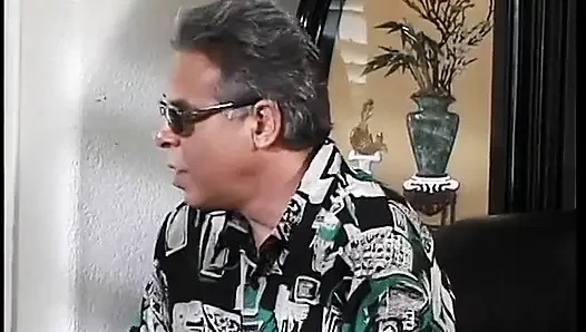 Cowok berumur yang lagi beruntung ini bisa ngentot sama dua cewek binal sekaligus