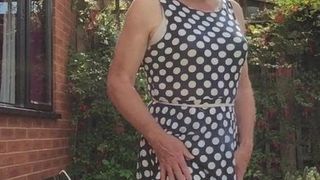 Polkadot-Kleid - im Freien im Garten