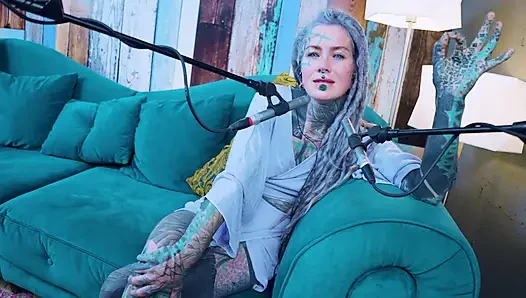 J - Jelousy hakkında konuşuyorum - asmr podcast sfw konuşuyor gotik sıska kız dreadlocks dövmeli model dövmeli kız
