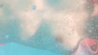 Une maman exhibe son beau-fils dans une piscine publique en vacances