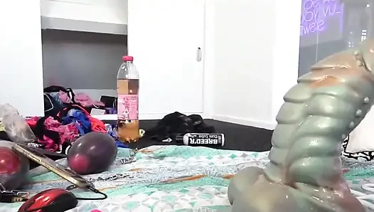 Pantatku dientot habis-habisan pakai dildo ukuran raksasa