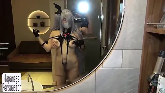 Tampilan baju renang cosplay langka memunculkan sisi cerianya dengan gaya yang berani dan menarik perhatian