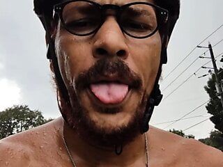 在雨中骑自行车。