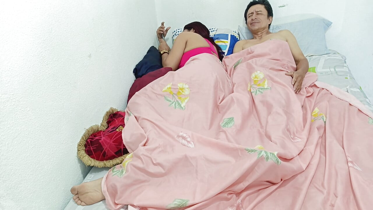 Wie wunderbar es ist, bei meiner kurvigen stieftochter in ihrem bett zu liegen und ihr stöhnen zu hören, während ich sie penetriere