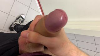Un garçon sexy se branle dans les toilettes d&#39;une salle de sport (risqué) a failli se faire prendre!