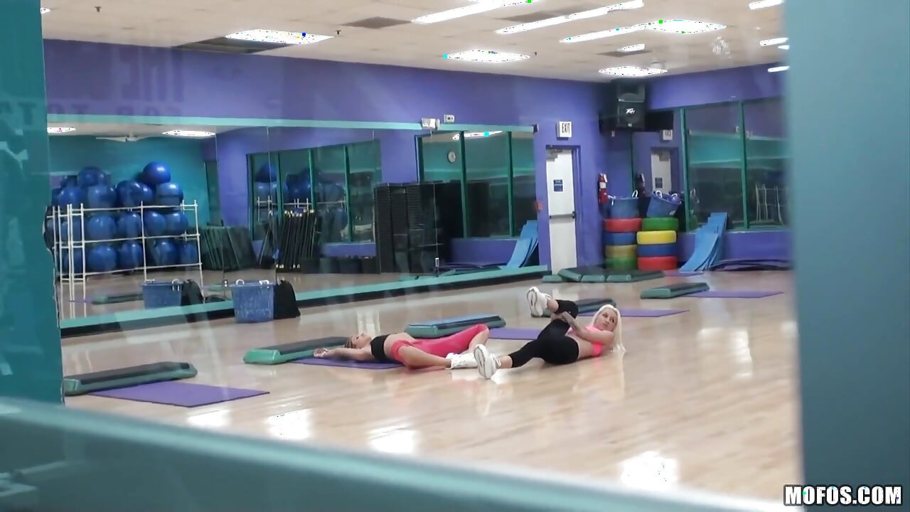 Perversi pe patrulare - Instructorul ascuns de aerobic are mff 3way cu Stevie Shae, Lexxi Silver
