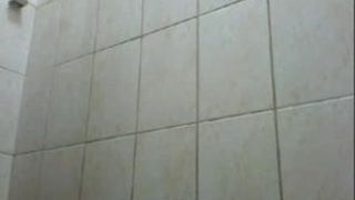 Papai urso com tesão no chuveiro