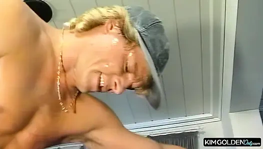 Daha vahşi bilgisayar seansında klasik sarışın