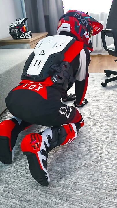 Mit motorradstiefeln spielen