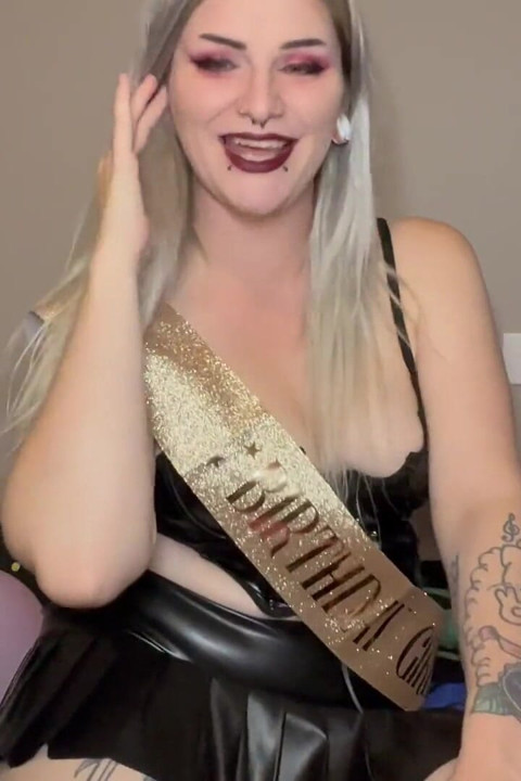 誕生日の女の子が激しくセックスされる