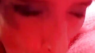 Une trans sexy se fait baiser dans le dos par son demi-frère après avoir sucé sa bite tard dans la nuit