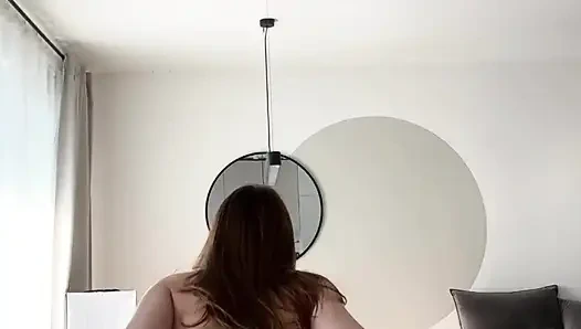 Junges saftiges mädchen verführt dich auf dem küchentisch und zeigt ihre muschi