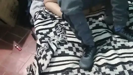 Девушка в платье Монтано с матрасом на полу