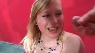 Sexy britischer Pornostar Teen Satine Spark in ihrem Debüt-Bukkake
