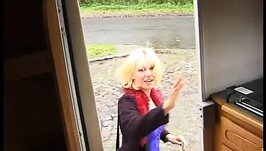 Blondes schätzchen wird zu dritt im auto gepflügt