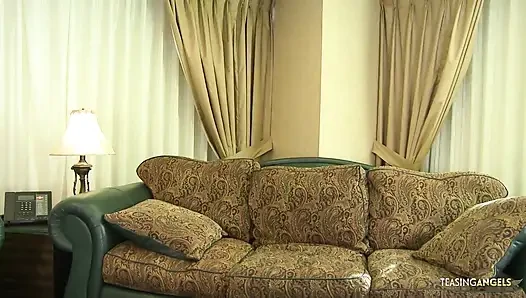 Setelah berbicara kotor dalam sebuah wawancara, Avril Hall memutuskan untuk membuktikan kekerabatannya yang luar biasa